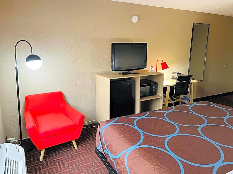 Super 8 by Wyndham Gloucester