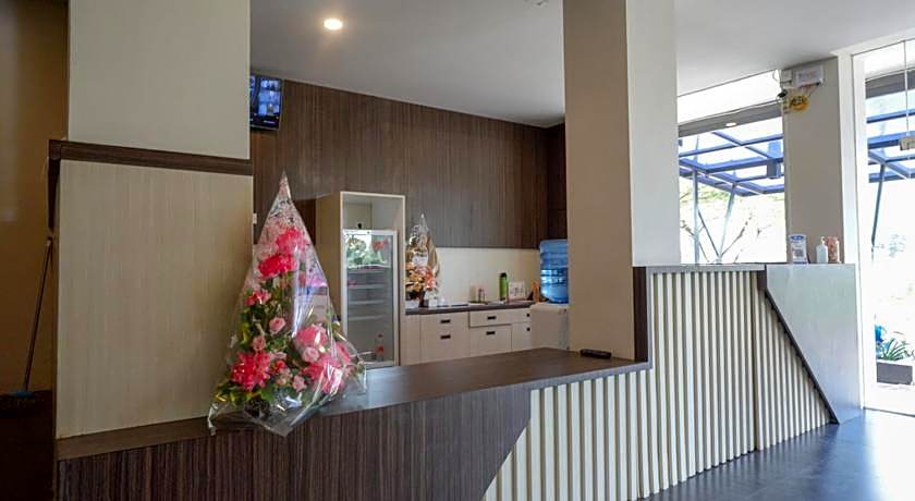 RedDoorz Plus near Solo Baru