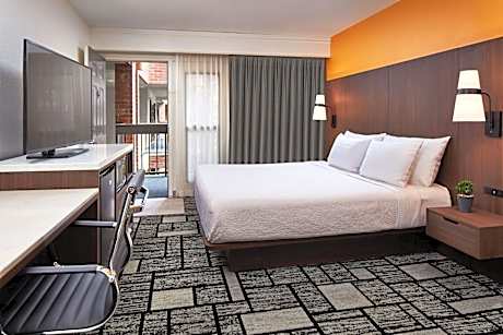 1 King Bed, Nonsmoking