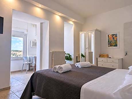 Deluxe Room (2 Adults + 1 Child)
