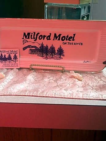 Milford Motel On the River