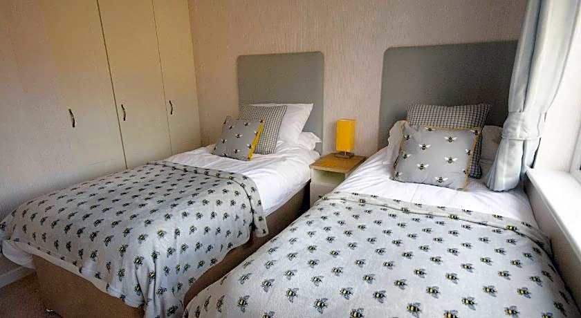 Hollicarrs - Bumblebee Lodge