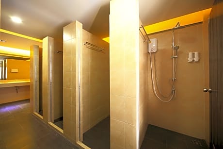 QUEEN ROOM WITH SHARED BATHROOM