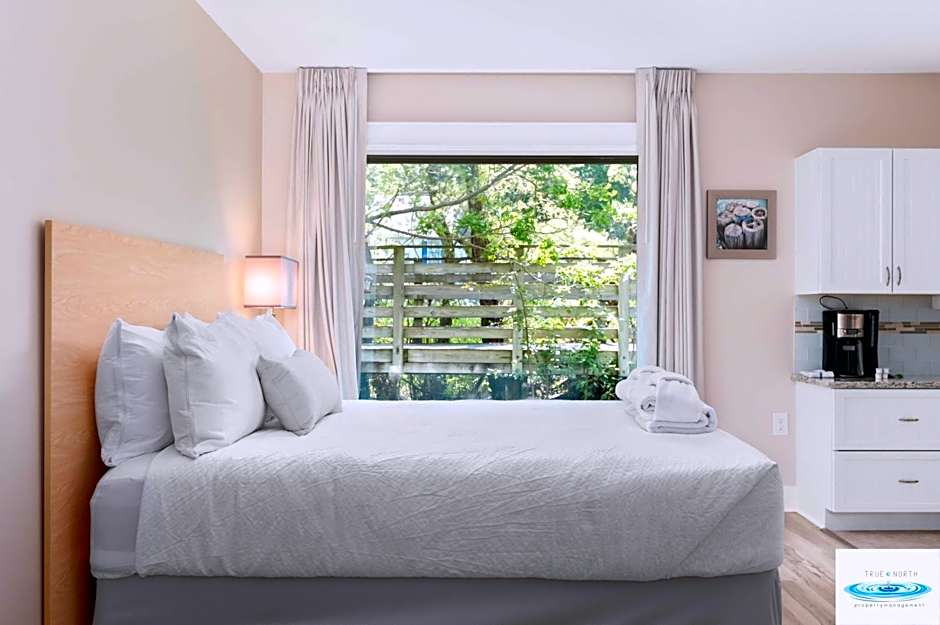 Gold Coast Inn ⁀➷ Breathtaking Sunsets ➠ Standard Lake View Room ➠ 106