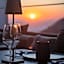Sun Rocks Boutique Hotel - Caldera View Suites & Sunset Dining Experience