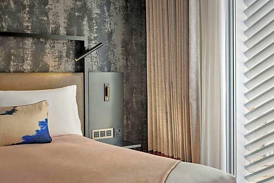 Montcalm East, Autograph Collection