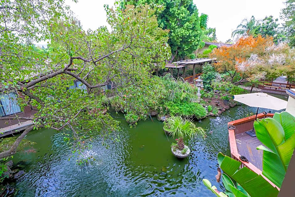 Dinah's Garden Hotel