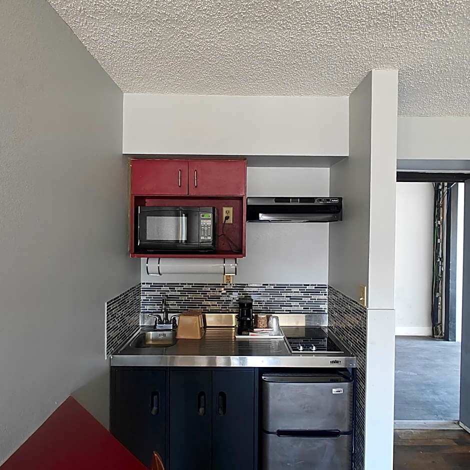 Mountain Vista Inn & Suites - Walking Distance to the Island