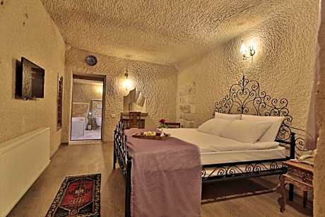 Deluxe Cave Suite