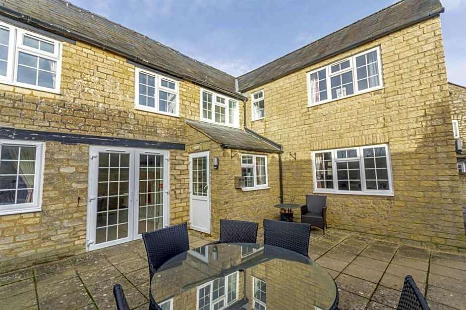 Pettifers Freehouse Hotel