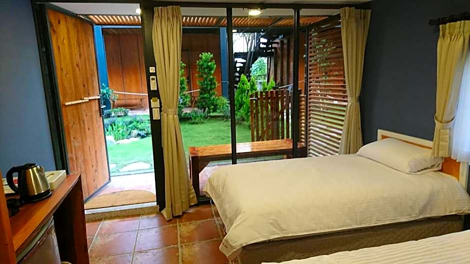 Yue Lake Backpackers