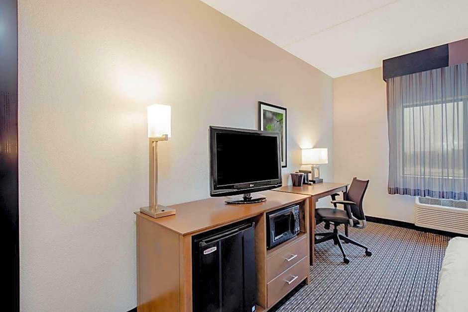 La Quinta Inn & Suites by Wyndham Baltimore Bwi Airport