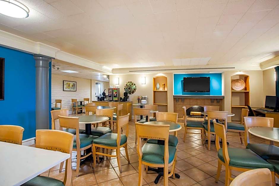 La Quinta Inn & Suites by Wyndham Norfolk Virginia Beach