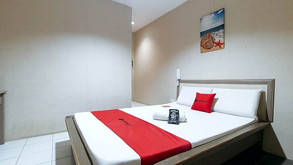 RedDoorz @ Bridgeway Hotel Tuguegarao City