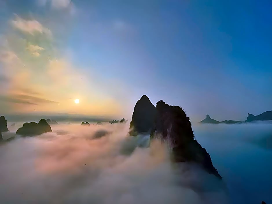 Yellow Cloth Reflection Inn