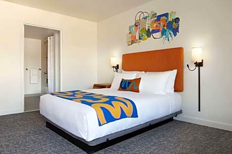 1 King Bed Non-Smoking