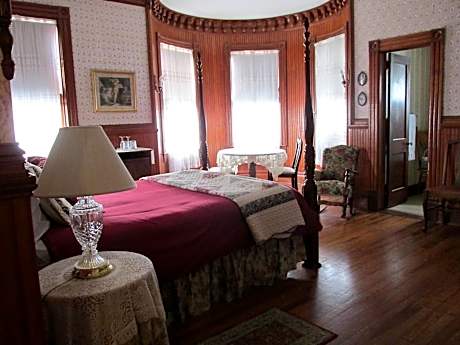 Queen Room with Private Bathroom (Captain)