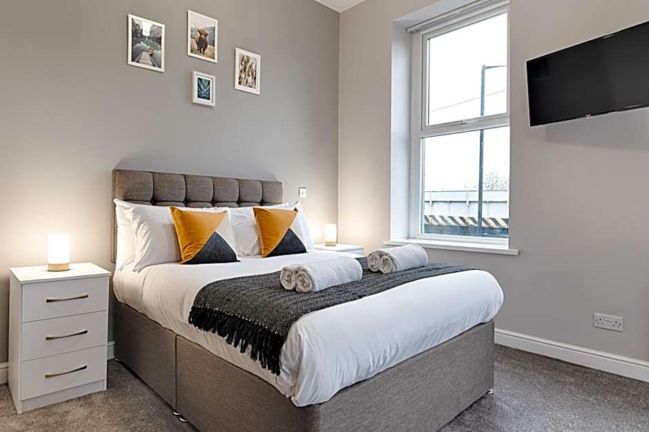 Contractor Base - Kitchen - Parking Included