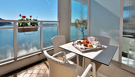 SUITE-1 KING 1 DOUBLE,SEAVW,TERACE,60SQM,1SFABD,2BATHR,NSMK