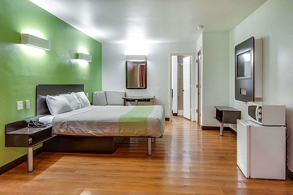 Photo 1 of 4 of 1 Queen Bed with Sofabed, Smoking