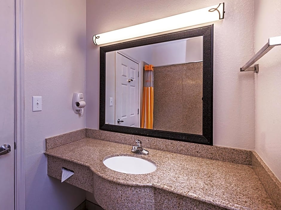 La Quinta Inn & Suites by Wyndham Winnie