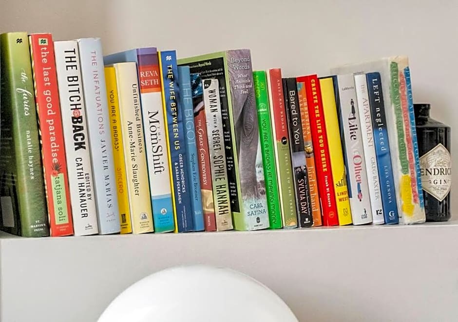 Chic Mid-Century Flat Downtown