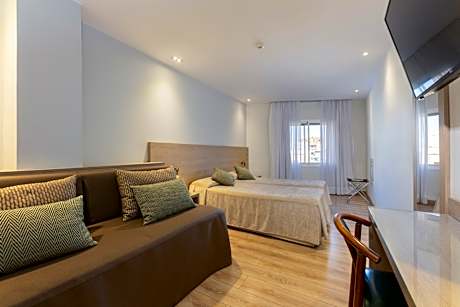 DOUBLE/TWIN + EXTRA BED