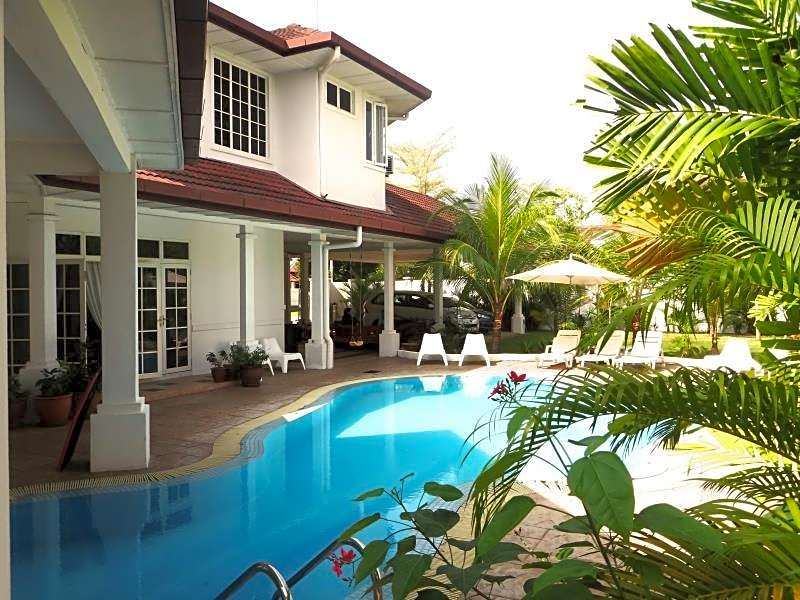 Rumah Putih B&B near KLIA