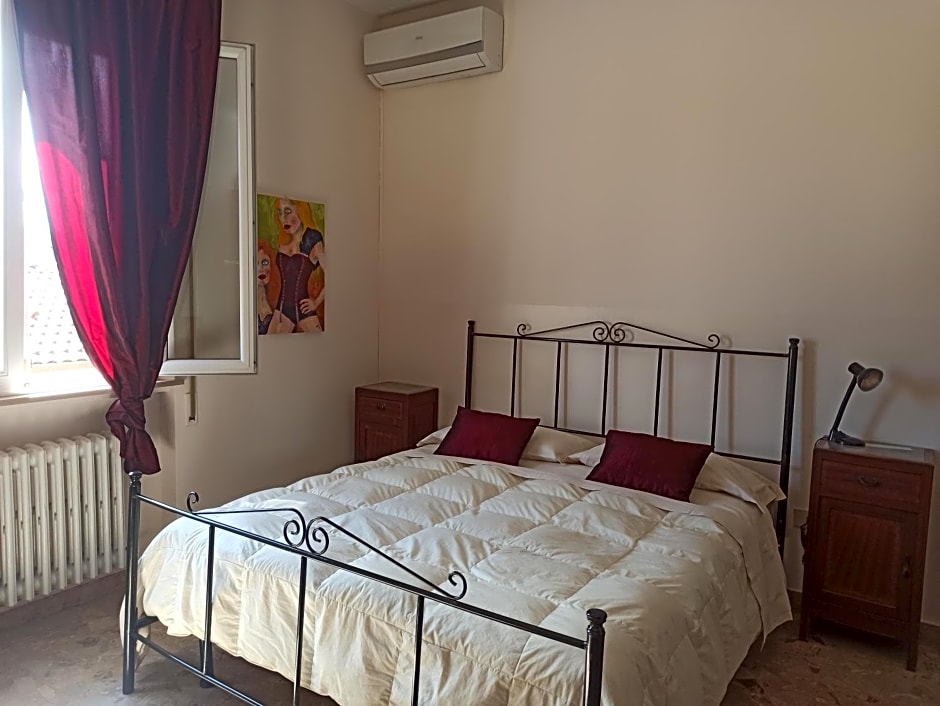 Casa Fuori Casa - 200 mt dal casello autostradale, parcheggio gratuito, garage moto