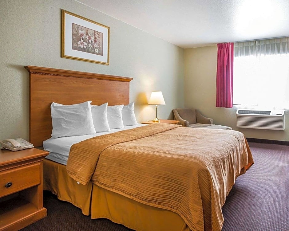 Photo 1 of 1 of 1 Queen Bed Suite