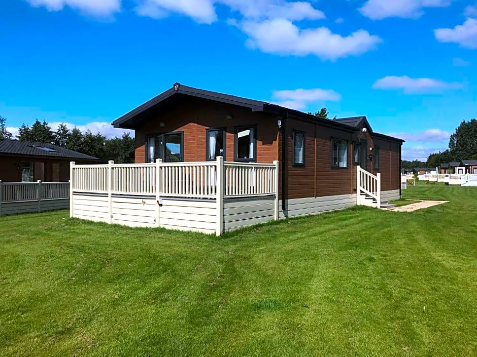 Moore Lodge with Hot Tub