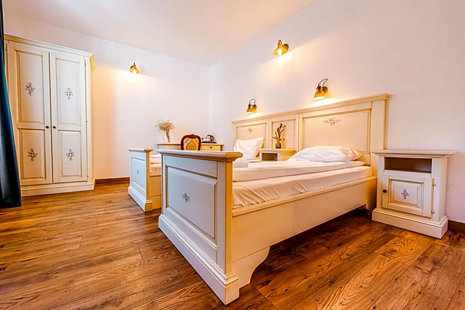 CASA CHITIC - HOTEL & RESTAURANT- Str Nicolae Balcescu 13