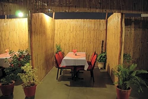 Capital O 2382 Hotel White House Continental