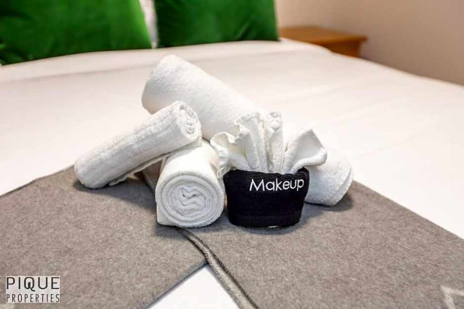 NEW, Mountain Chic Suite, Whyte Avenue, Netflix, WiFi, Sleeps 6