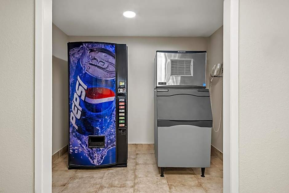 Red Roof Inn & Suites Euless - DFW Airport Southwest