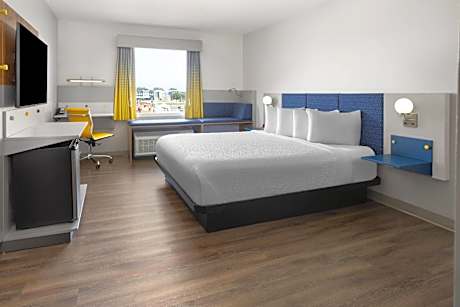 King Suite with Mobility Access and Roll-In Shower, Non-Smoking