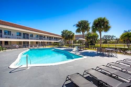 Super 8 by Wyndham Naples