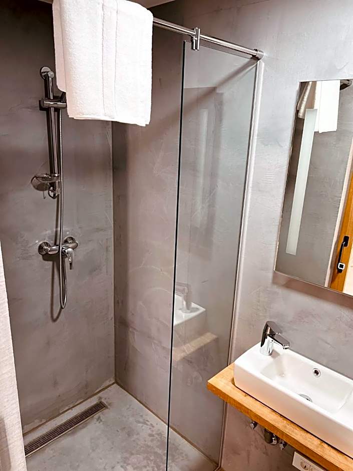 PJ Hotel Cerklje - 5min to Airport - Free Parking