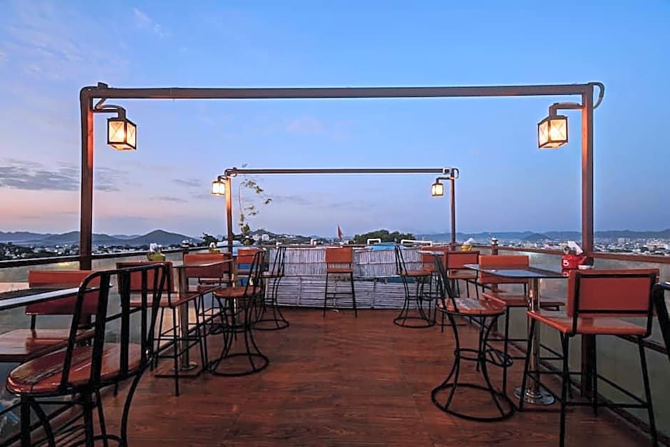 Hotel Udai Niwas - By The Lake