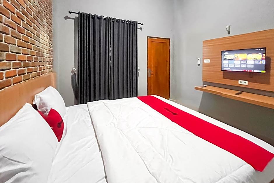 RedDoorz Plus @ New Favour Hotel Gunung Dempo