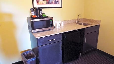 Accessible - Suite 1 King 2 Queen Beds, Mobility Accessible, Roll In Shower, Two Bedrooms, Wet Bar, 