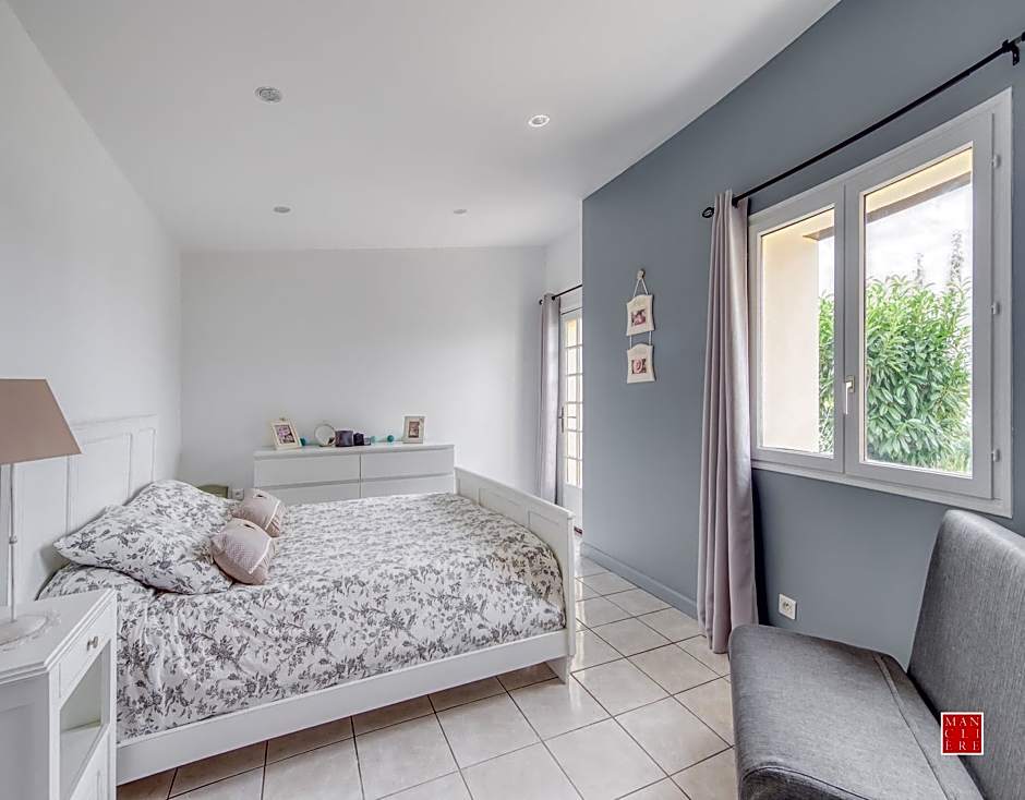 maison blanche piscine et petit déjeuner