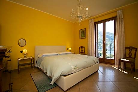 Two-Bedroom Deluxe Apartment with Balcony