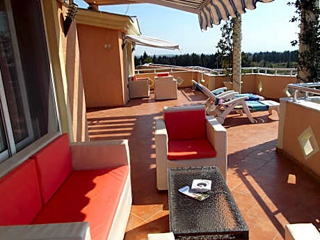 Luxury Two-Bedroom Apartment with Spa Bath and Terrace