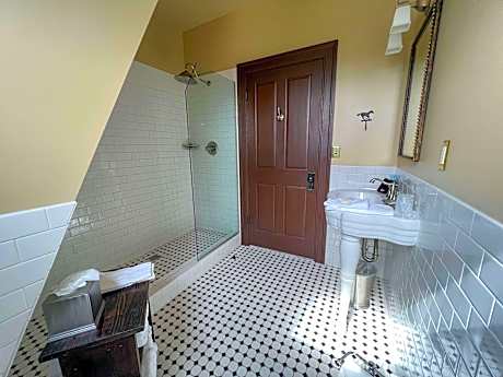 2 Queen Beds Non-Smoking Queen Sofabed Walk In Shower Coffee And Tea Maker Hairdryer Full Breakfast