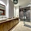Luxury 2BR Condo in Romatic Zone - Rooftop Pool
