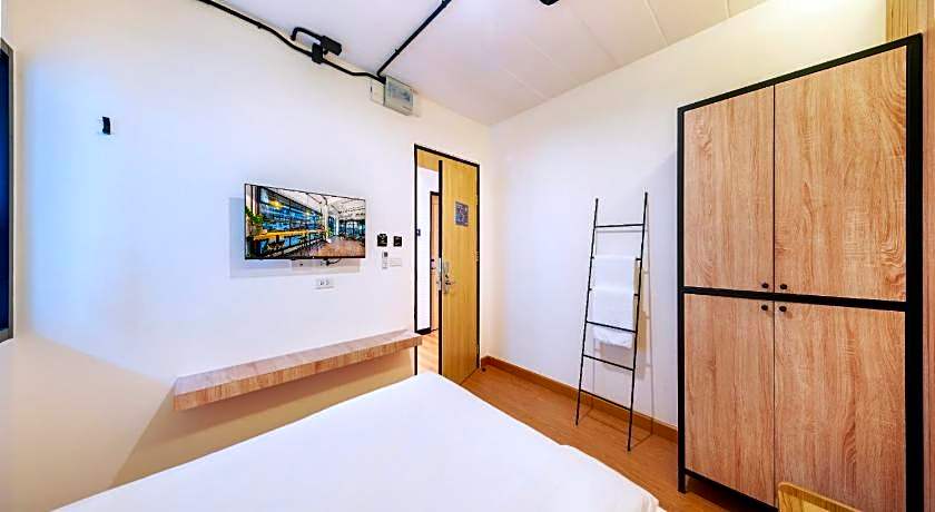 Siam Subway Hostel and Cafe