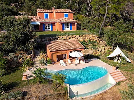 Charming Holiday Home in Lorgues with Private Pool
