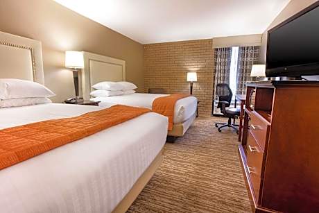 2 Queen Beds Accessible with Tub