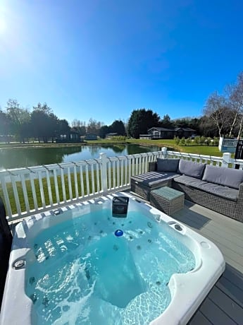 Lakeside Retreat Lodge With Hot Tub